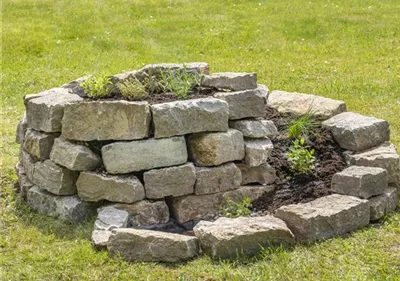 Eine Kräuterspirale im Garten – frische Kräuter für Kräuterfans
