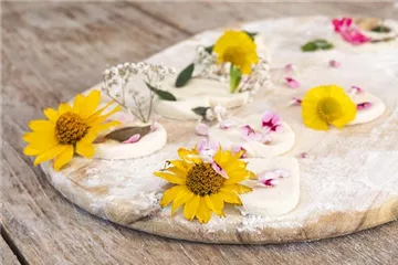 Blumenanhänger aus Salzteig – der Sommer wird bunt!