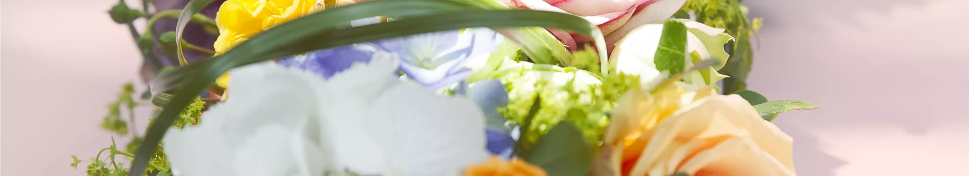 Blumen als ideale Tischdeko für den wichtigsten Tag im Leben
