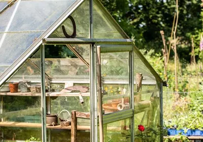 Gute Möblierung im Gewächshaus schafft Platz 