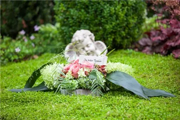 Mit Blumen die richtigen Worte bei der Trauerfeier finden